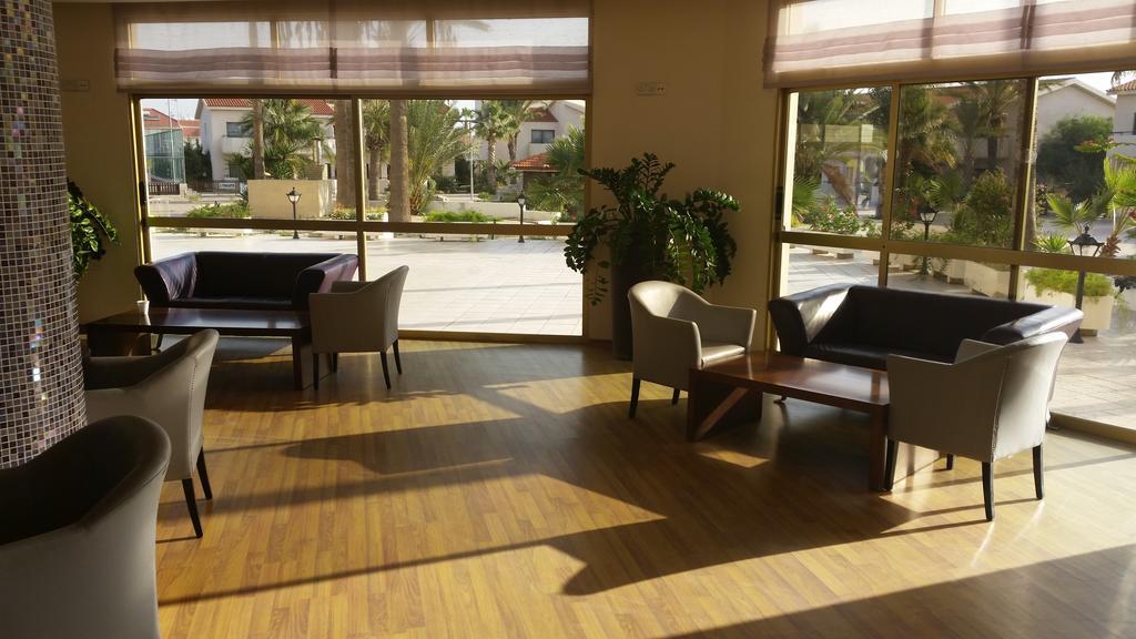 Crown Resorts Henipa Larnaca Bagian luar foto