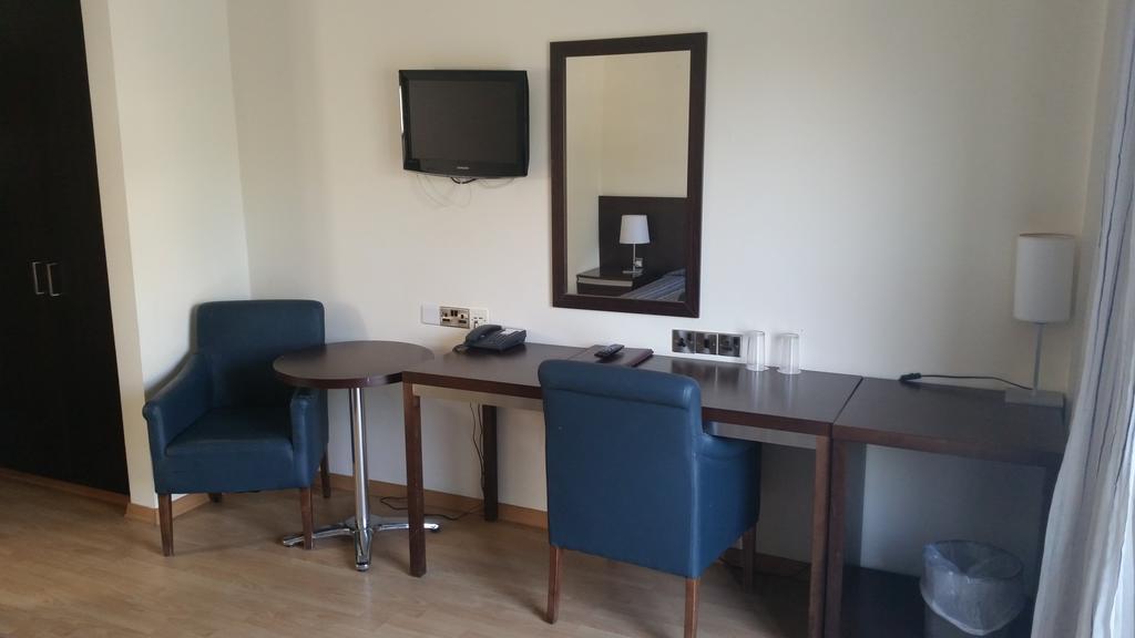 Crown Resorts Henipa Larnaca Ruang foto
