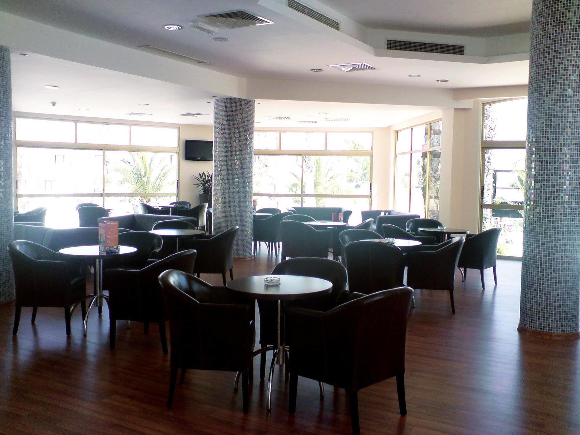 Crown Resorts Henipa Larnaca Bagian luar foto